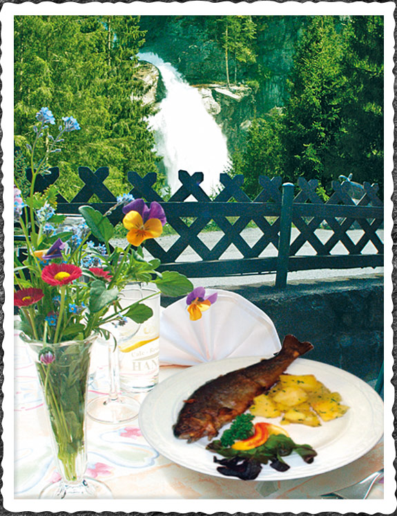 Forelle am Wasserfall serviert Forelle am Wasserfall serviert